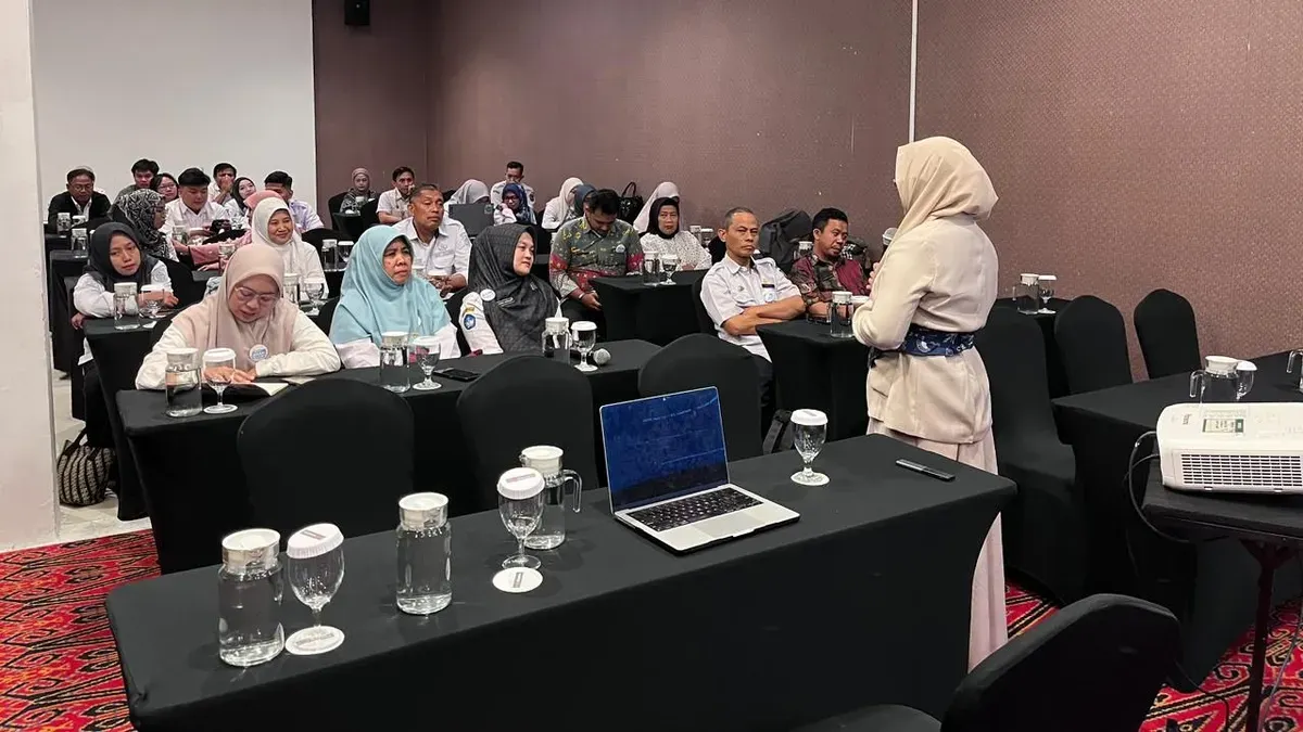 Pelajar mengikuti sesi pelatihan dalam rangkaian EduMind Wellbeing & AI Camp di Makassar. (Sumber: Dok. Telkom)