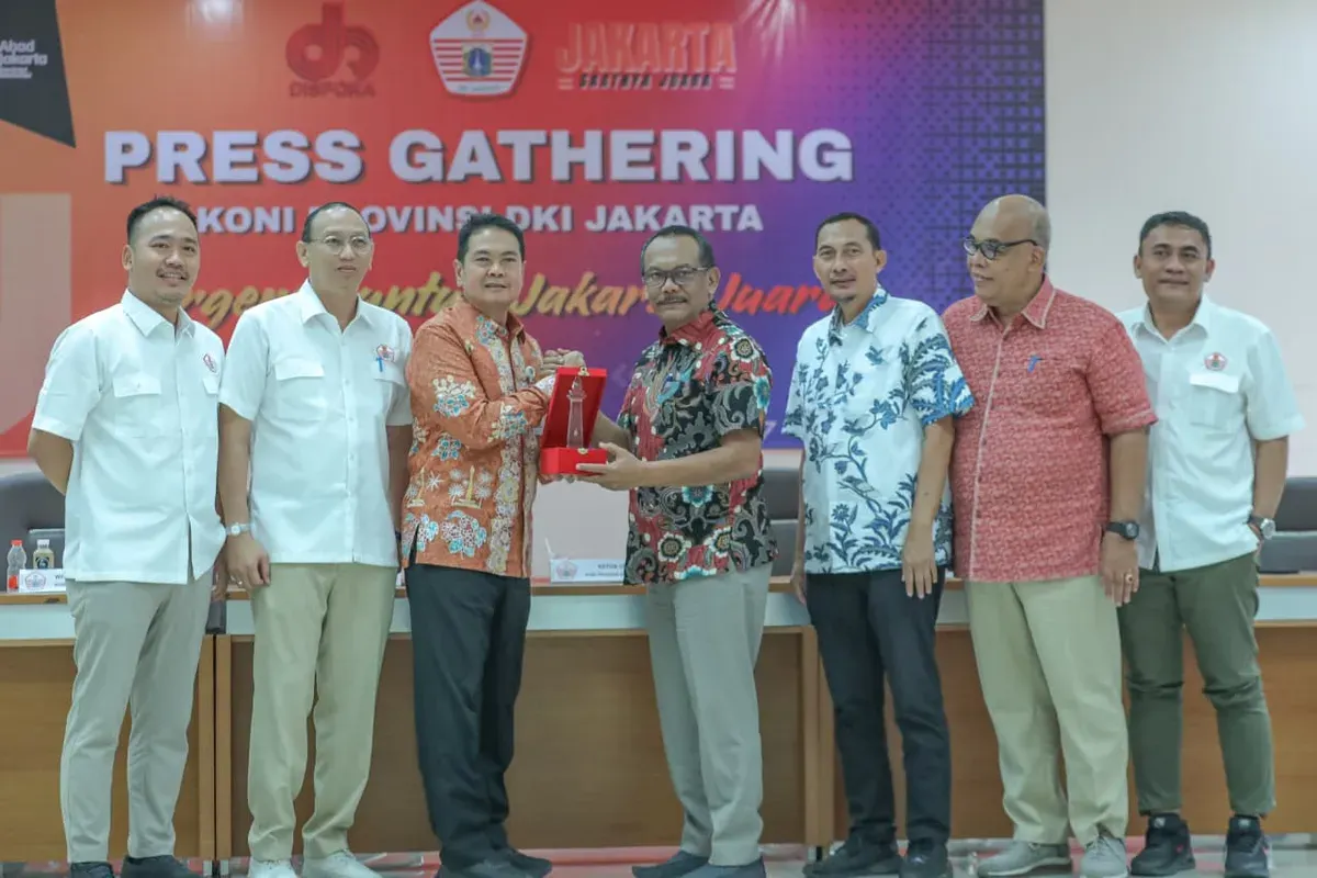 Ketua Umum KONI DKI Jakarta Hidayat Humaid bersama Kadispora DKI Jakarta Andri Yansyah saat memaparkan persiapan PON Pantai Ancol 2026. (Sumber: Poskota)