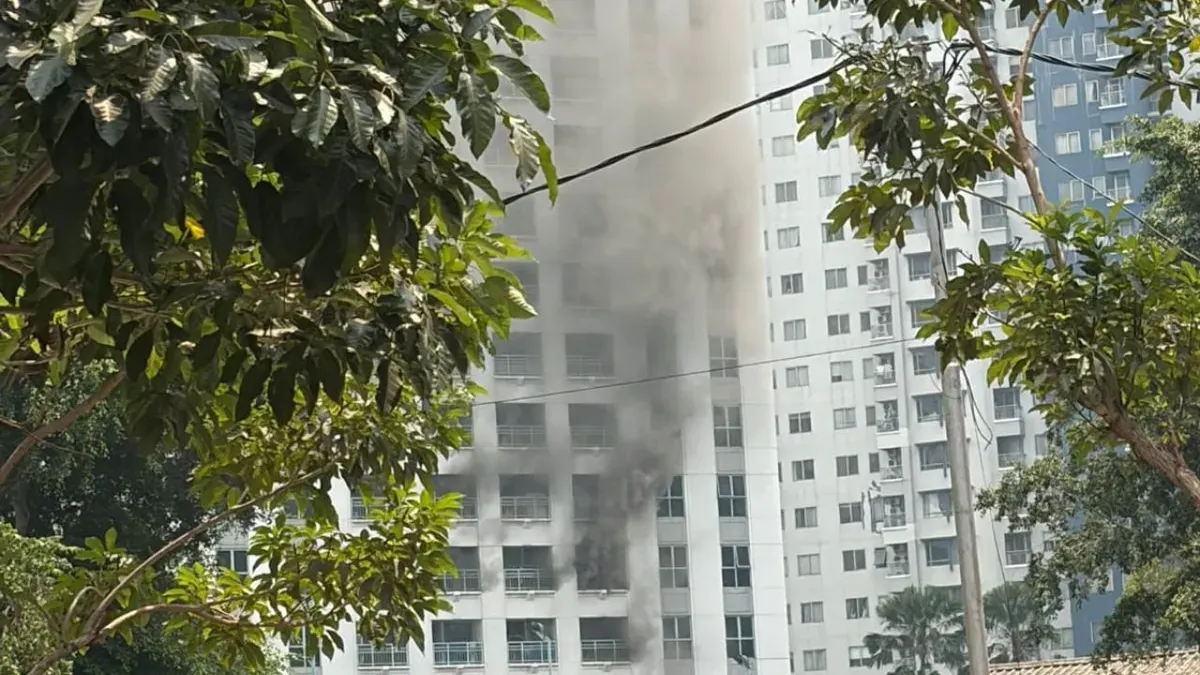 Kepulan asap kebakaran keluar dari lantai 5 Apartemen Pavilion, Tanah Abang, Jakarta Pusat, Jumat, 4 September 2026. (Sumber: Dok. Istimewa)