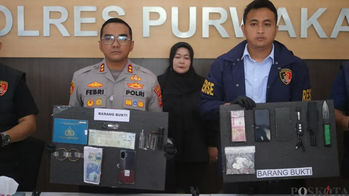 Kapolres Purwakarta AKBP Febri Nurzam memperlihatkan barang bukti tindak kejahatan curas dan curat diwilayahnya. (Sumber: Pos Kota/ Dadan)