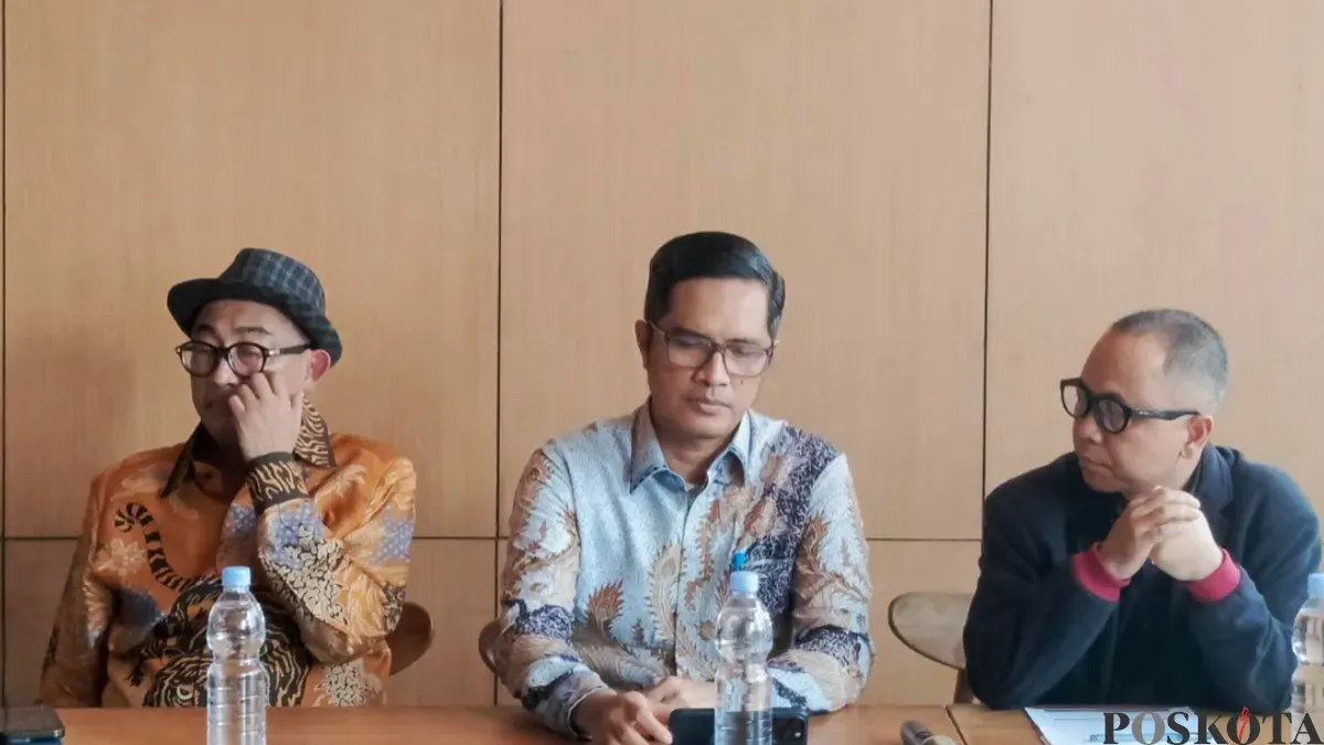 Febri Diansyah (tengah) kuasa hukum Mantan Jaksa Agung Muda Tindak Pidana Khusus (Jampidsus) Kejaksaan Agung, Febrie Adriansyah. (Sumber: Pos Kota/ Ali Mansur)