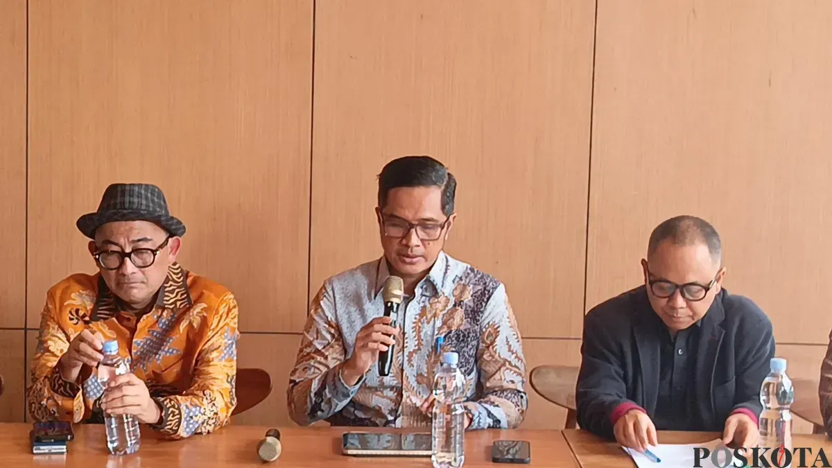 Febri Diansyah (tengah) kuasa hukum Mantan Jaksa Agung Muda Tindak Pidana Khusus (Jampidsus) Kejaksaan Agung, Febrie Adriansyah. (Sumber: Pos Kota/ Ali Mansur)