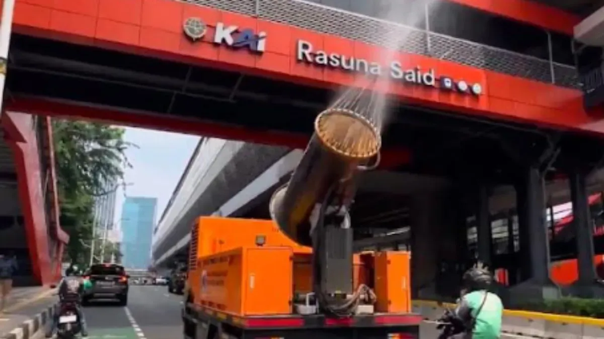 Mobil water mist menyemprotkan air di Jalan Protokol Kuningan dan Mampang. (Sumber: Humas Sudin LH Jaksel)