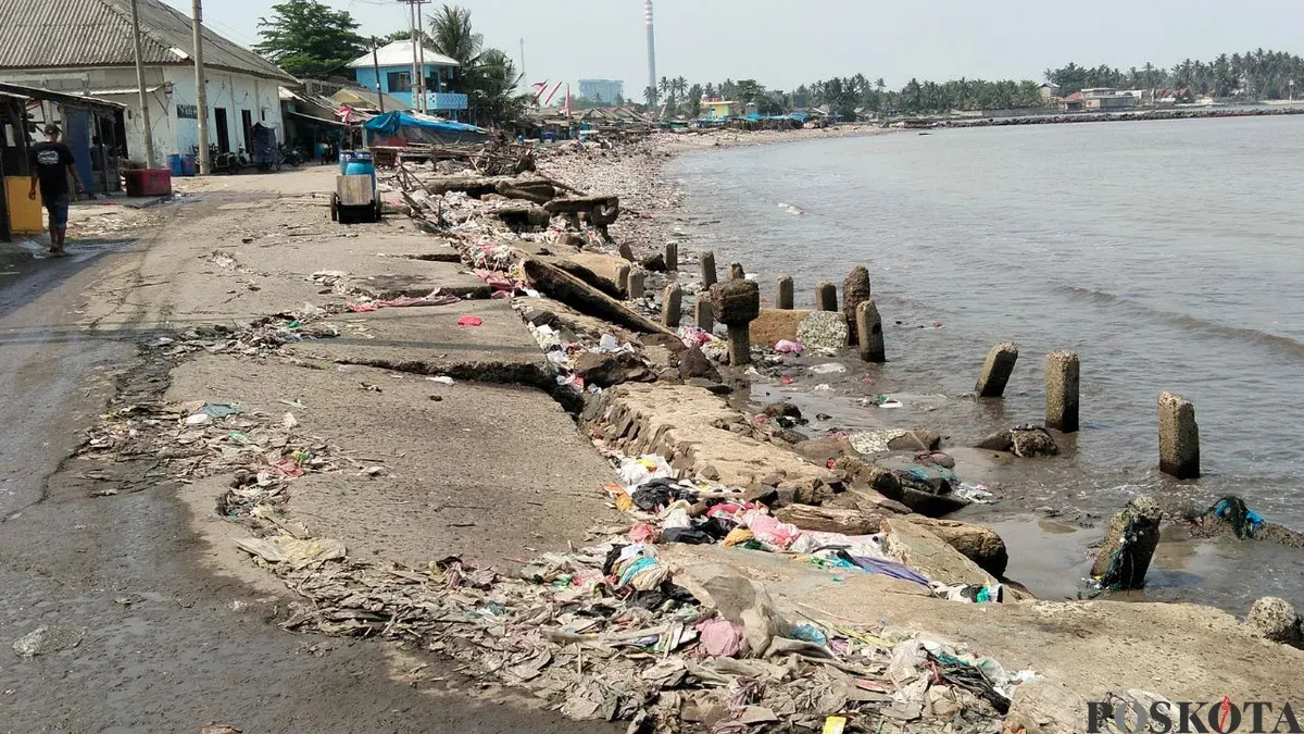 Kondisi bangunan dermaga teluk di Desa Teluk, Kecamatan Labuan, Kabupaten Pandeglang, Banten, rusak. (Sumber: Poskota/Samsul Fatoni)