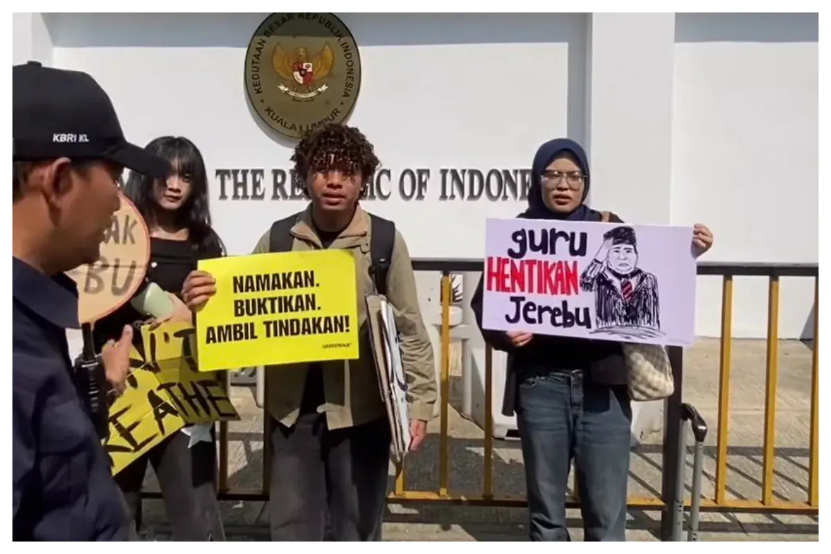 KBRI Kuala Lumpur didatangi warga Malaysia yang memprotes kabut asap karhutla Indonesia. (Sumber: X/@bismillahyuk_)