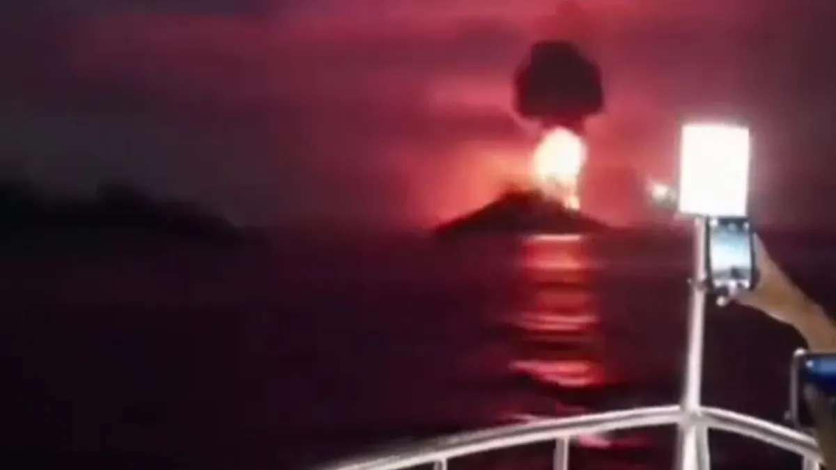 Visual kondisi Gunung Anak Krakatau yang terjadi pada malam hari. (Sumber: Istimewa)