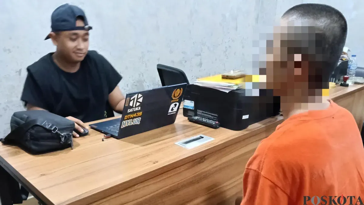 Tersangka MU menjalani pemeriksaan usai diamankan karena kedapatan menjual sabu. (Sumber: Pos Kota/ Rahmat Haryono)