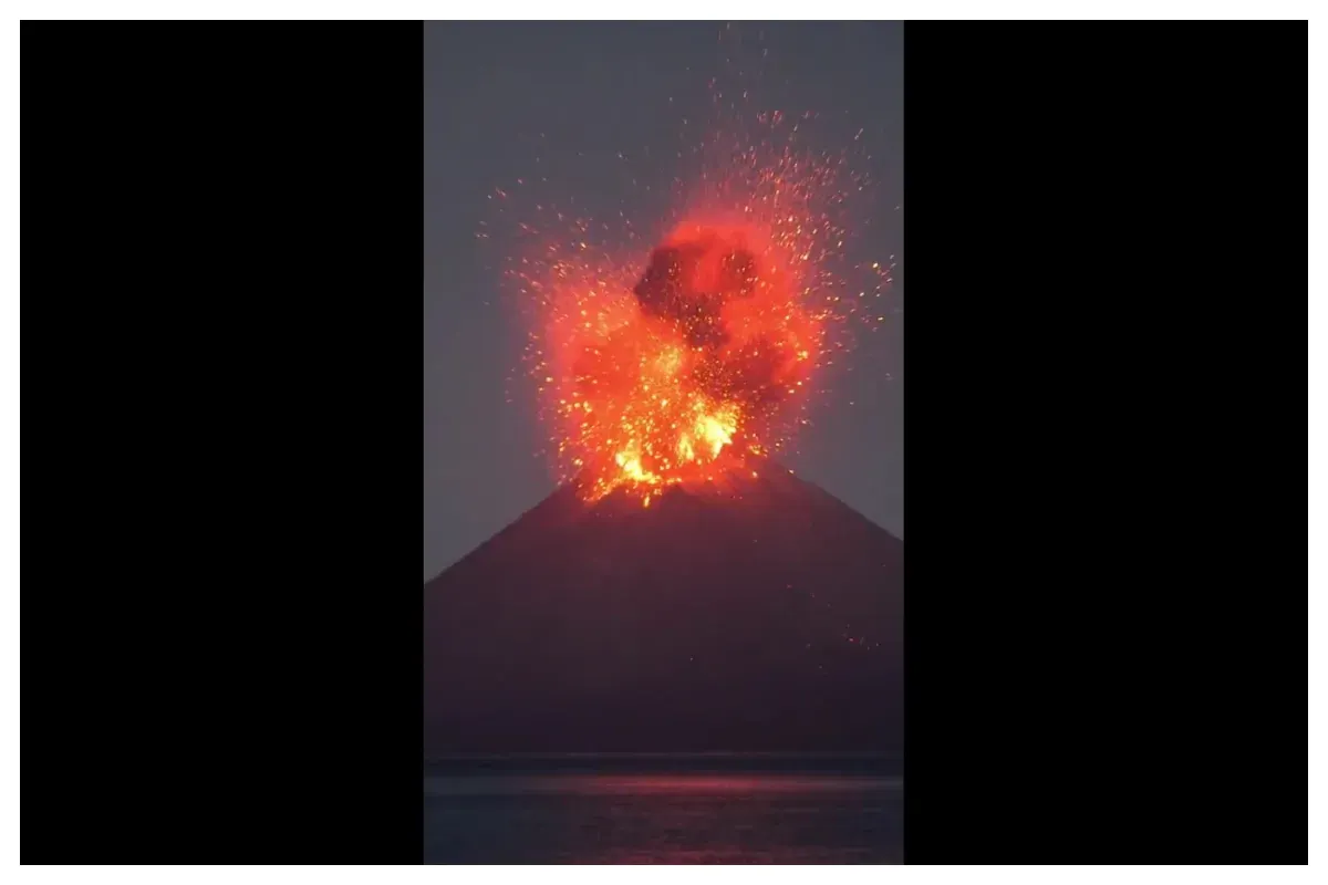 Tangkapan layar aktivitas Gunung Anak Krakatau yang berada di kawasan Selat Sunda sedang mengalami erupsi. (Sumber: X/@TxtdriWNI ·)