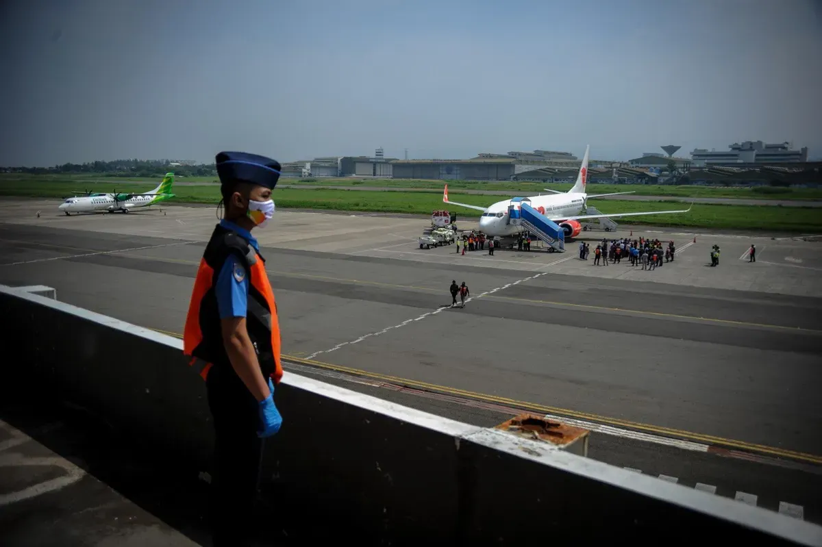 Bandara Husein Sastranegara Bandung menjadi bandara terbaru yang ditutup akibat terdampak sebaran abu vulkanik Gunung Anak Krakatau. (Sumber: X/@txttransportasi)