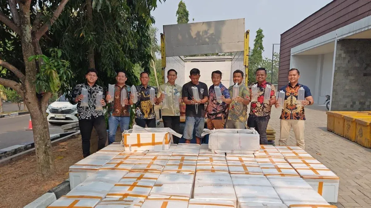 Petugas Subdit IV Ditreskrimsus Polda Banten mengamankan truk Fuso karena kedapatan mengangkut BBL di Tol Tangerang Merak. (Sumber: Dok. Istimewa)