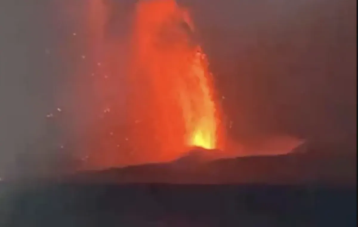Aktivitas Gunung Anak Krakatau di Selat Sunda kembali meningkat dan memunculkan lontaran material vulkanik. Masyarakat diminta mengikuti informasi resmi serta menjauhi radius 3 kilometer dari kawah aktif. (Sumber: Instagram)