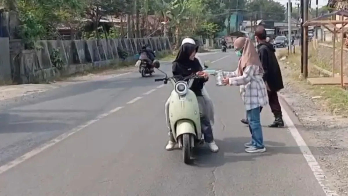 Sejumlah petugas dari Puskesmas Labuan, Kabupaten Pandeglang, membagikan masker gratis. (Sumber: Dok. Istimewa)