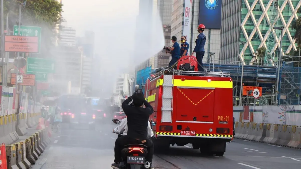 Pemprov Jakarta menangani dampak abu vulkanik Gunung Anak Krakatau melalui operasi water mist dan penyiraman di sejumlah wilayah. (Sumber: Dok. DLH Jakarta)