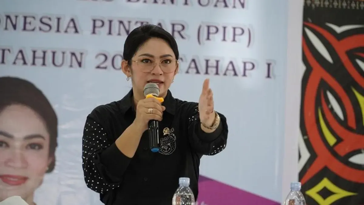 Anggota Komisi X DPR RI Eva Stevany Rataba menjadi sorotan setelah namanya tercantum dalam data penerima bansos PKH di Kabupaten Toraja Utara, Sulawesi Selatan. (Sumber: X/@LambeSahamjja)
