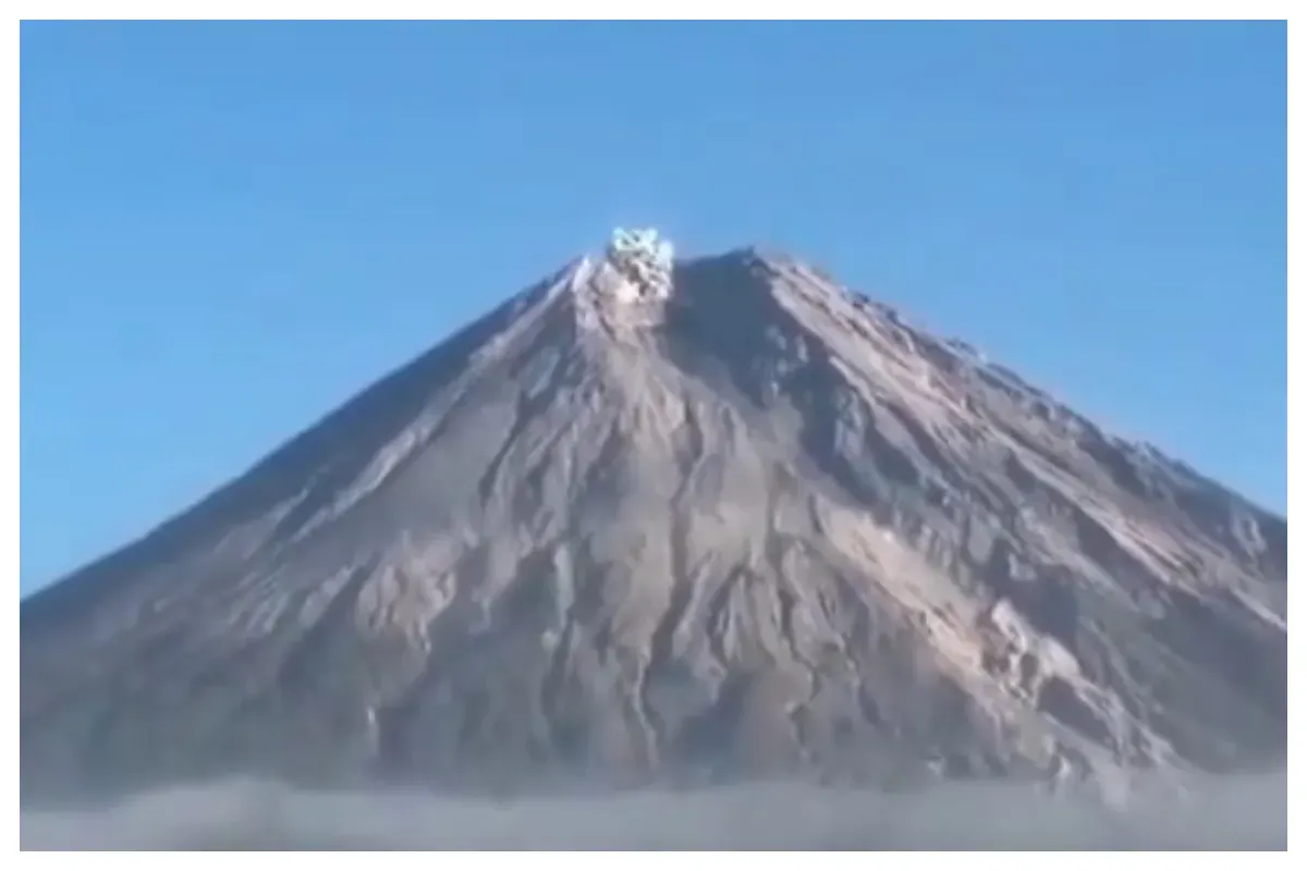 Aktivitas vulkanik Gunung Semeru di Jawa Timur masih tergolong tinggi hingga Senin, 7 September 2026. (Sumber: X/@osamudajaii)