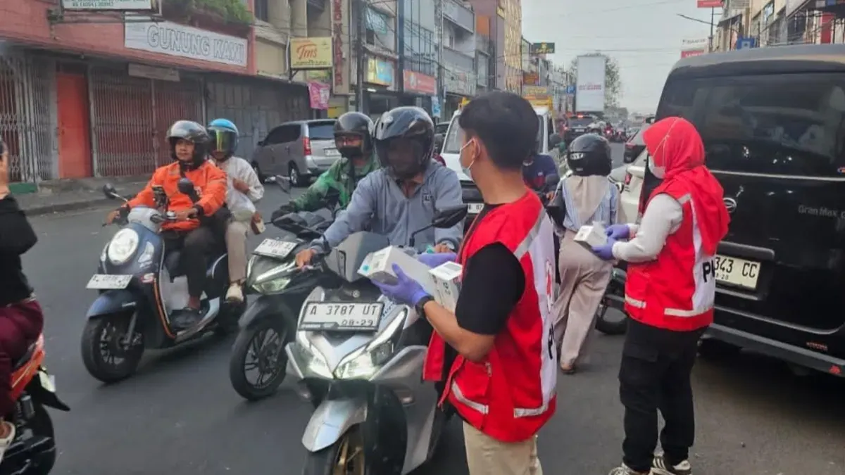 Petugas PMI membagikan masker kepada pengguna jalan di Royal Baroe, Kota Serang. (Sumber: PMI Provinsi Banten)