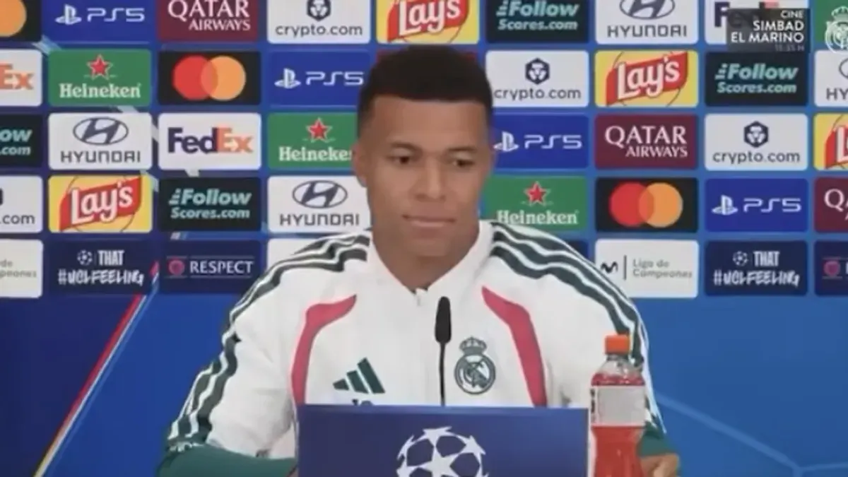 Kylian Mbappe menjadi sorotan setelah menggeser botol minuman olahraga dalam konferensi pers Real Madrid menjelang laga Liga Champions. (Sumber: X/@ArobaseGiovanny)