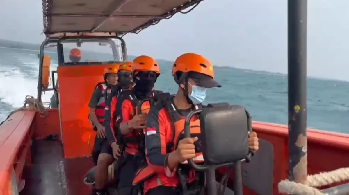 Tim SAR melakukan proses pencarian korban hilang kontak di perairan Selat Sunda kawasan Gunung Anak Krakatau, Selasa, 8 September 2026. (Sumber: Dok. Istimewa)
