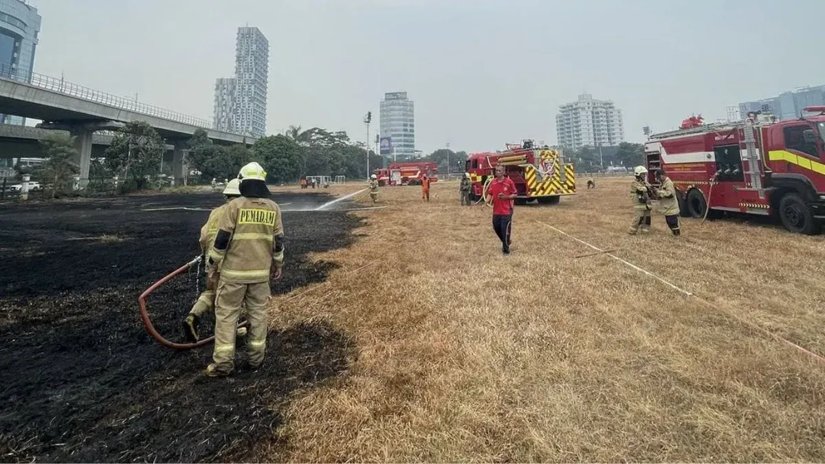 Petugas pemadam kebakaran sedang memadamkan api di Lapangan Aldiron, Pancoran, Jakarta Selatan, Selasa, 8 September 2026. (Sumber: Dok. Istimewa)