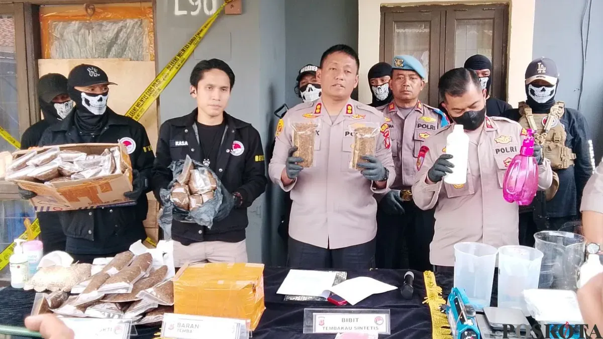Jumpa pers penungkapan kasus peredaran tembakau sintetis di Kabupaten Bandung Barat, Selasa, 8 September 2026. (Sumber: Poskota/Gatot Poedji Utomo)