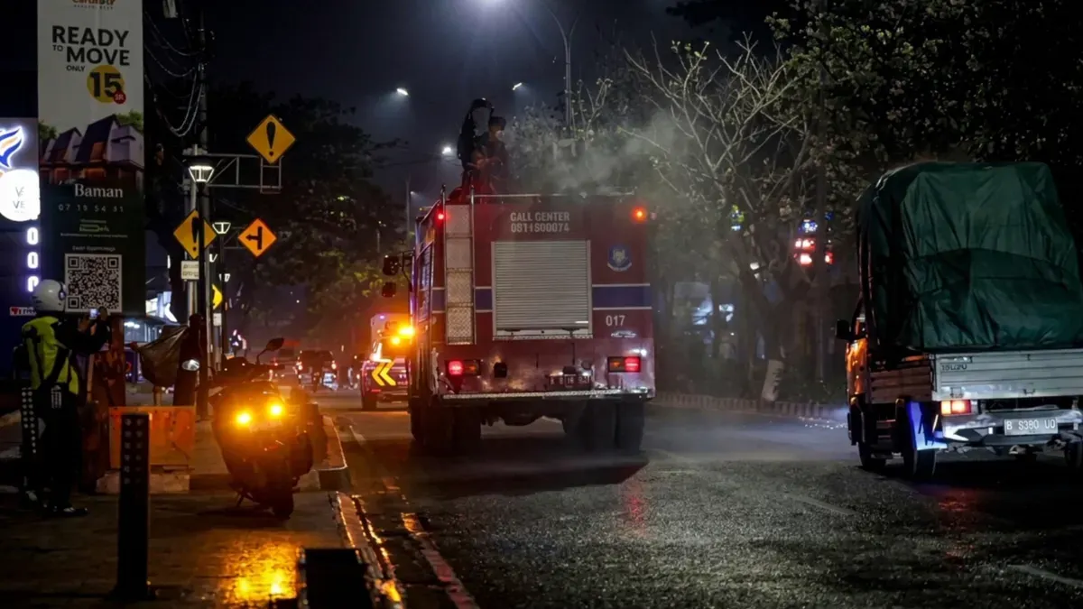 Pemkot Tangsel melakukan pembersihan abu vulkanik Gunung Anak Krakatau di sejumlah koridor jalan dengan metode dust suppression. (Sumber: Istimewa)
