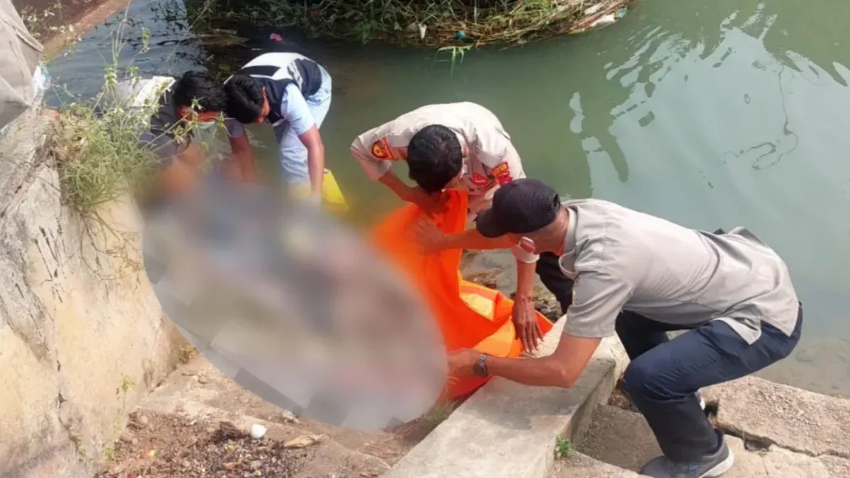Petugas tengah melakukan proses evakuasi mayat pria di aliran irigasi. (Sumber: Polresta Serang Kota)