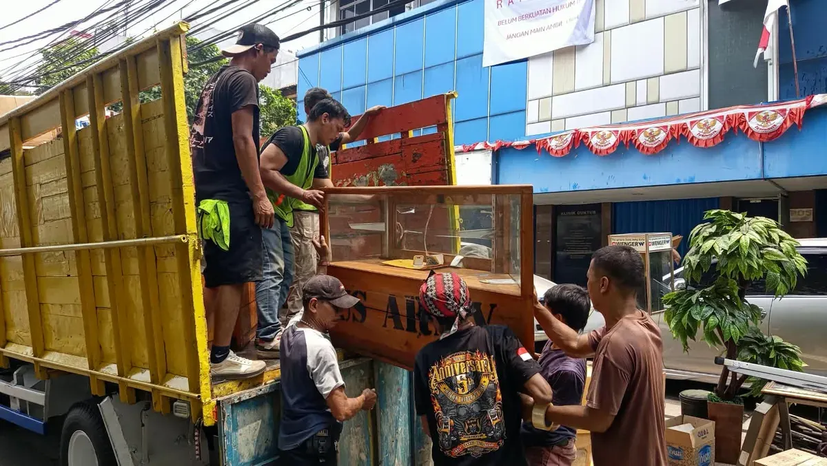 Petugas dari Pengadilan Negeri (PN) Jakarta Selatan meIakukan pengosongan terhadap bangunan lima lantai di kawasan Setiabudi, Selasa (8/9/2026). (Sumber: Istimewa)