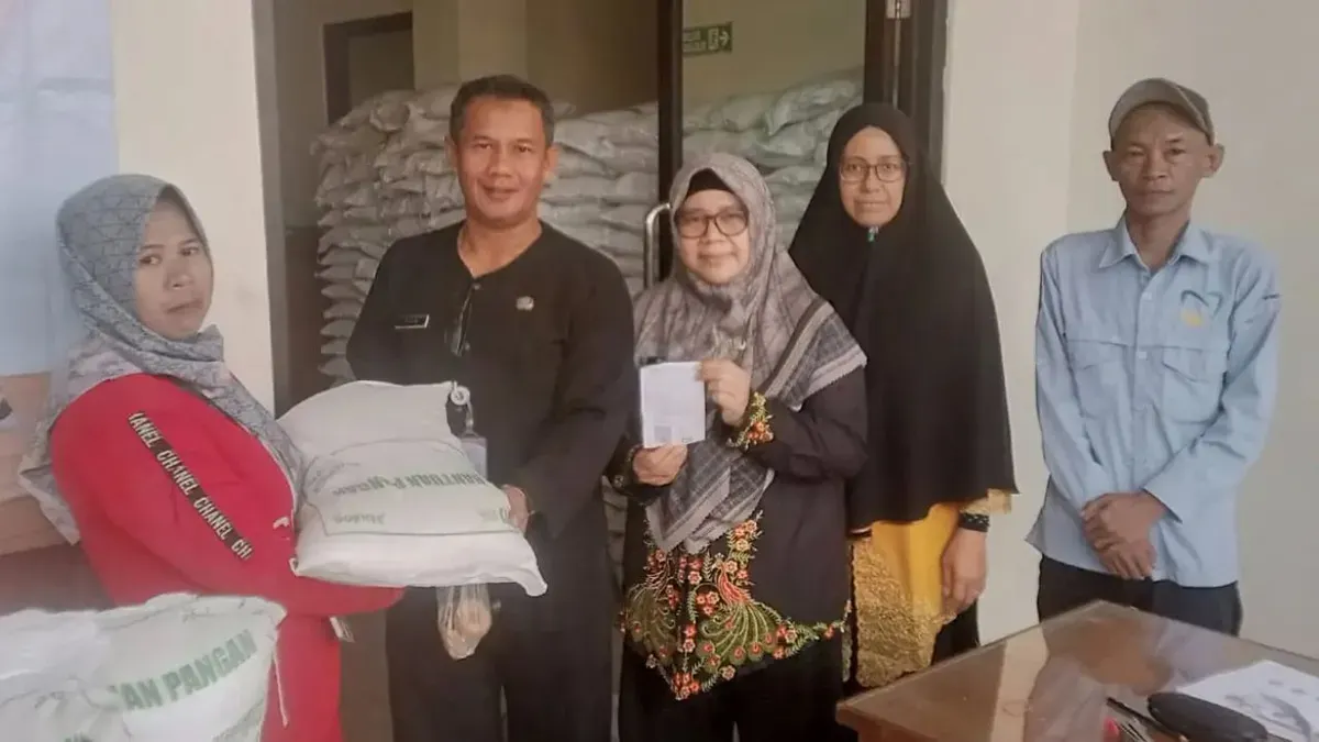 Lurah Rangkapan Jaya, Agus Riyan Herdyana menyerahkan bantuan pangan beras 30 kg ke warga di Kelurahan Rangkapan Jaya, Kecamatan Pancoran Mas, Kota Depok. (Sumber: Dok. Istimewa)