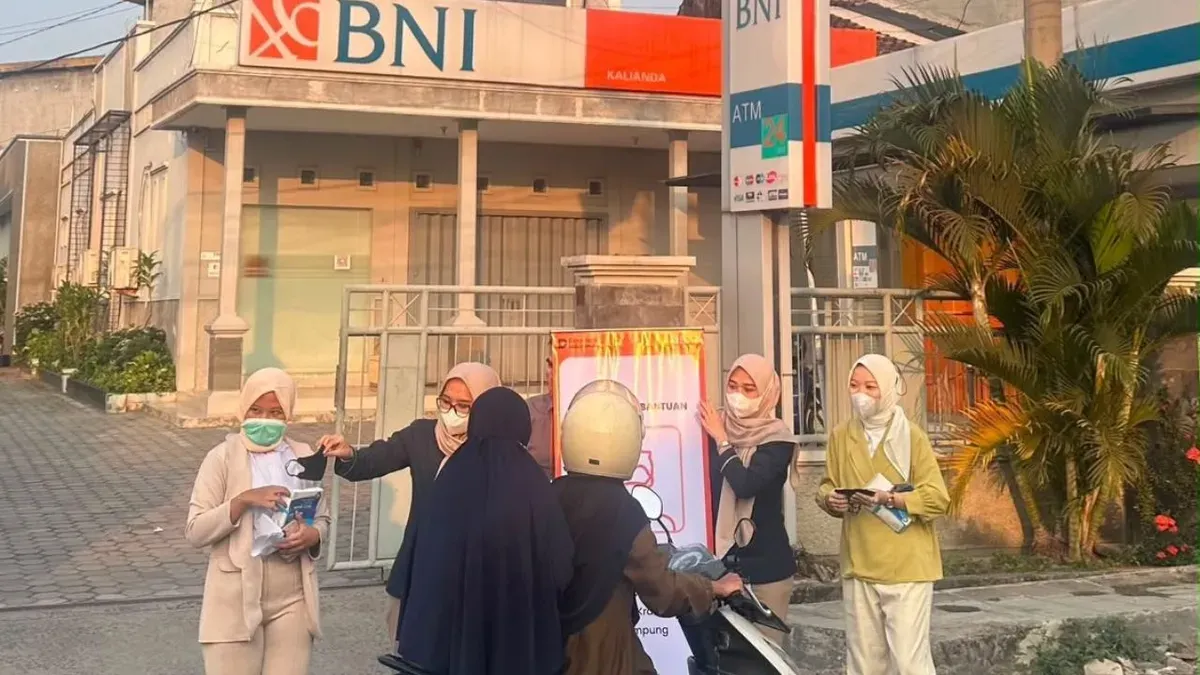 Karyawan BNI membagikan bantuan darurat kesehatan bagi masyarakat serta fasilitas pelayanan medis di Kabupaten Lampung Selatan, Selasa, 8 September 2026. (Sumber: Dok. BNI)
