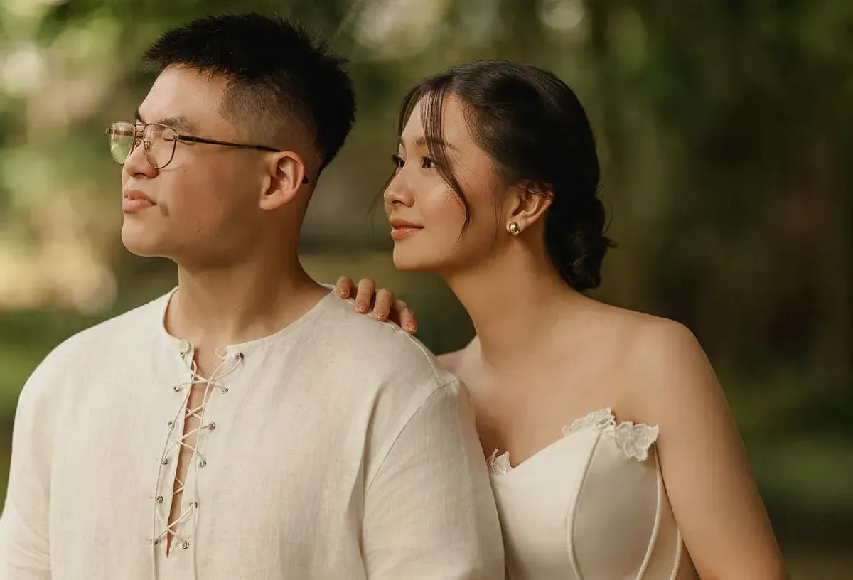 Momen wedding kiss Devy Anastasia dan Hosea Yulius viral di media sosial. (Sumber: Instagram/@devyanastasia)