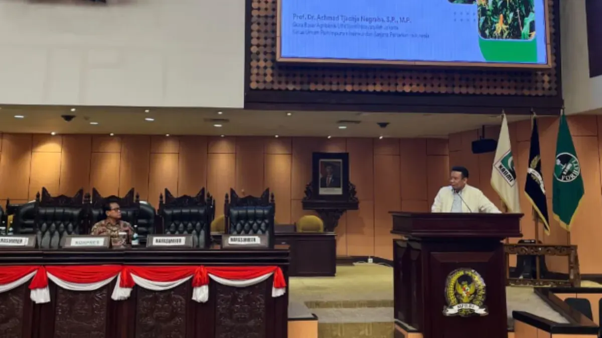 Guru Besar UIN Syarif Hidayatullah Prof Achmad Tjachja Nugraha (kanan). (Sumber: Istimewa)