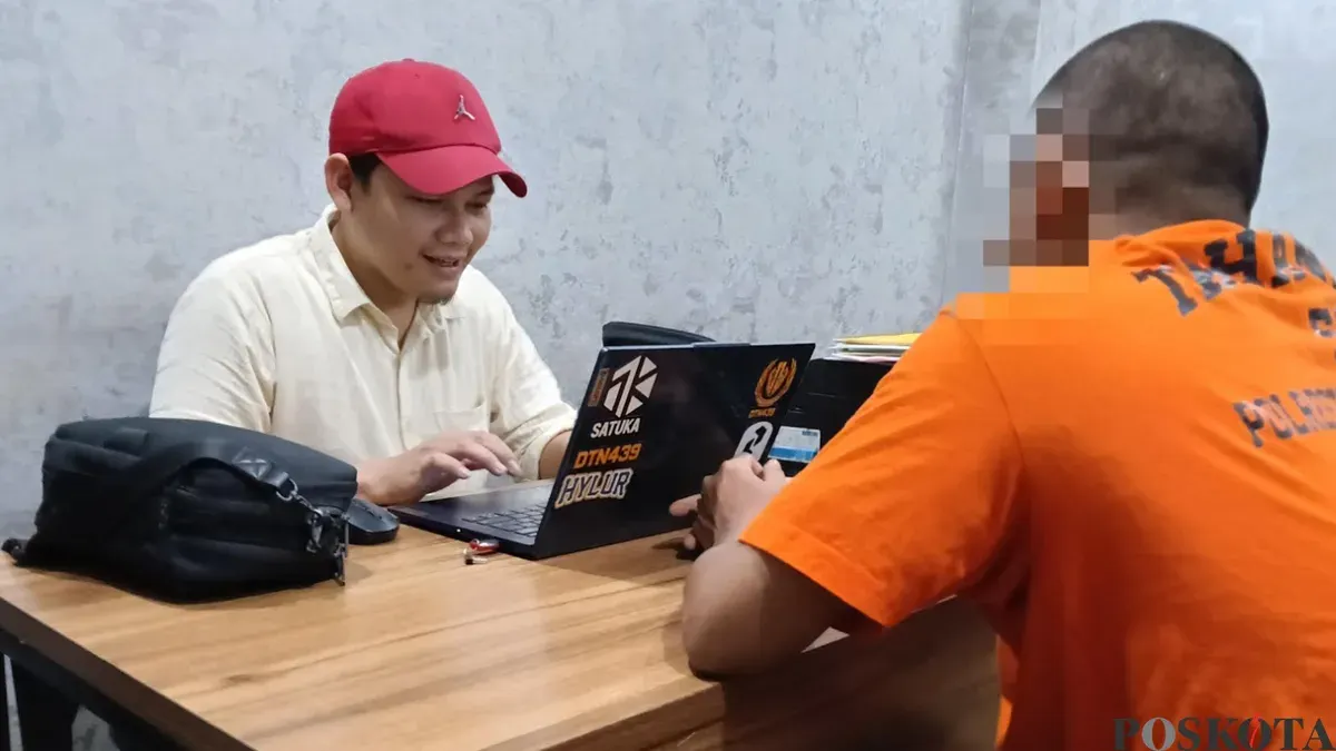 Tersangka pengedar sabu saat menjalani pemeriksaan di ruang Unit 3 Satresnarkoba Polresta Serang Kota. (Sumber: Pos Kota/ Rahmat Haryono)