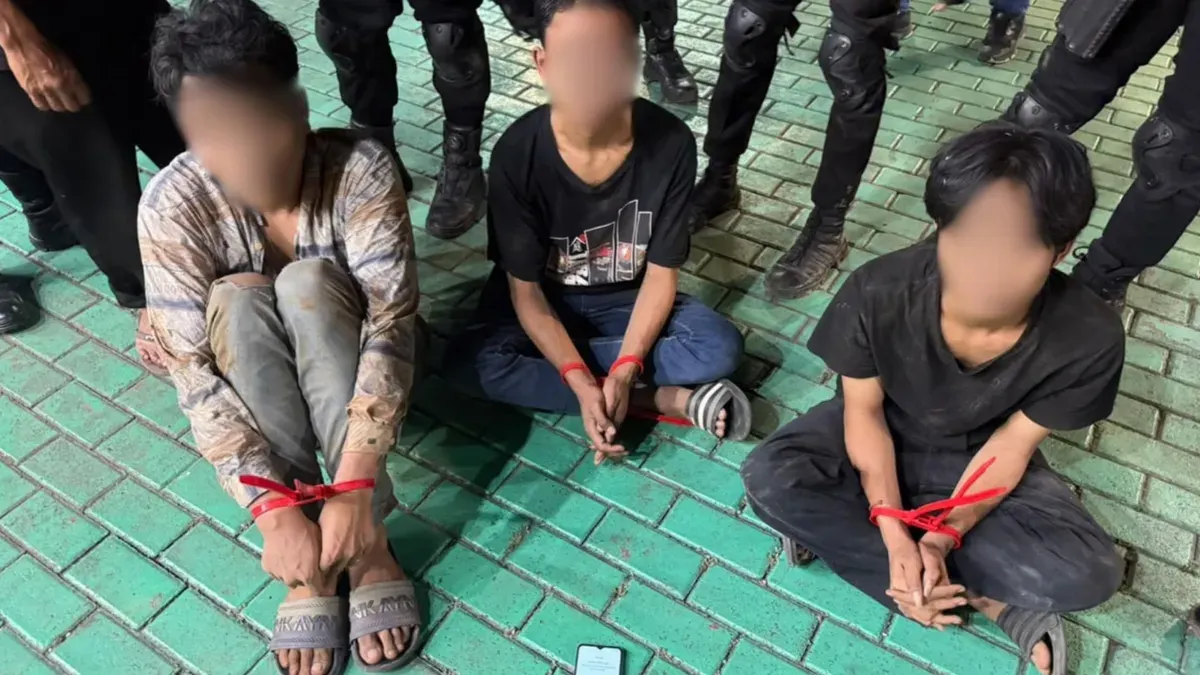 Tiga orang yang diduga melakukan perampasan terhadap seorang sopir truk di kawasan lampu merah pintu keluar Tol Tomang, Jakarta Barat. (Sumber: Polda Metro Jaya)