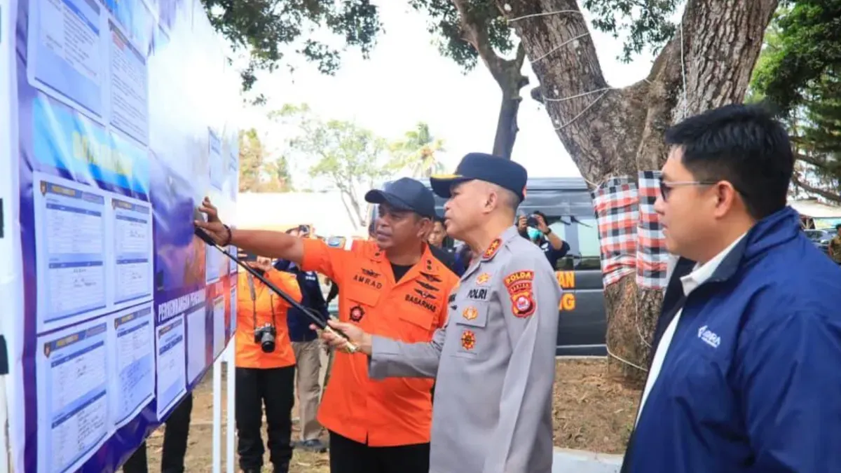 Kapolda Banten Irjen Pol Hengky melihat paparan pencarian jurnalis yang hilang kontak di sekitar Gunung Anak Krakatau. (Sumber: Polda Banten)