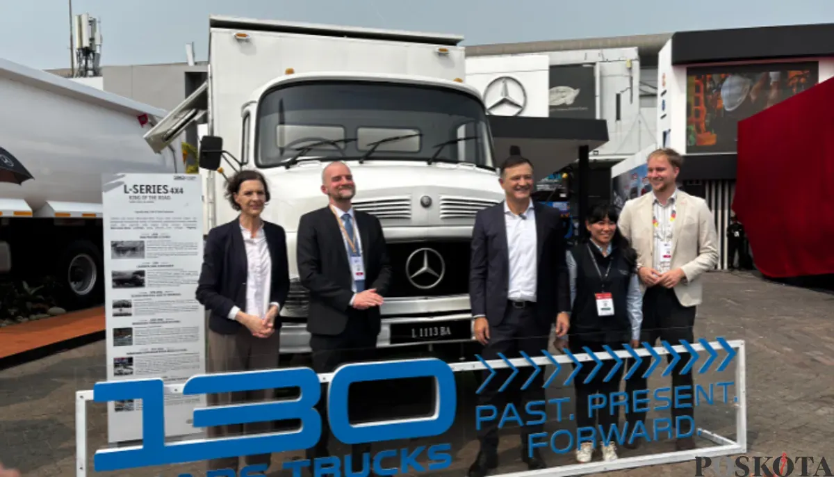 PT DCVI membawa perjalanan 130 tahun Mercedes-Benz Trucks ke Mining Indonesia 2026 melalui truk generasi terbaru. (Sumber: Poskota/Aldi Harlanda Irawan)