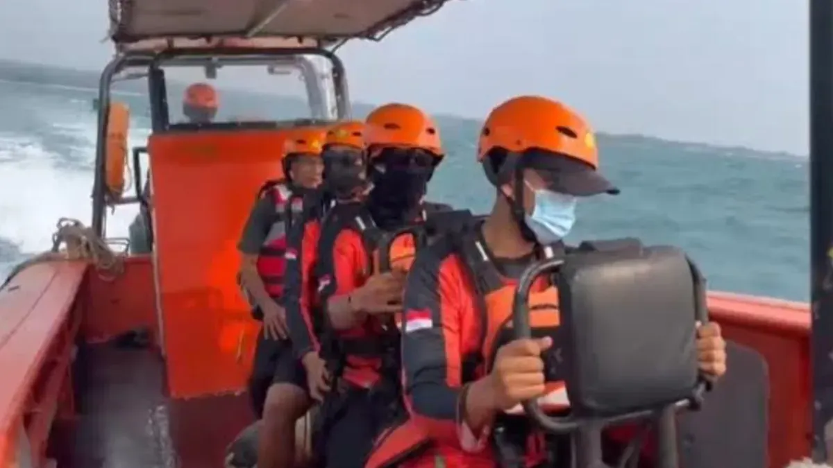 Tim SAR gabungan saat melakukan pencarian korban hilang kontak di Selat Sunda. (Sumber: Istimewa)