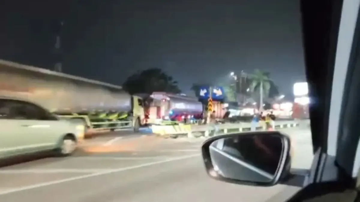 Antrean truk di SPBU Tol Tangerang Merak KM 68, Rabu, 9 September 2026, malam WIB. (Sumber: Dok. Istimewa)