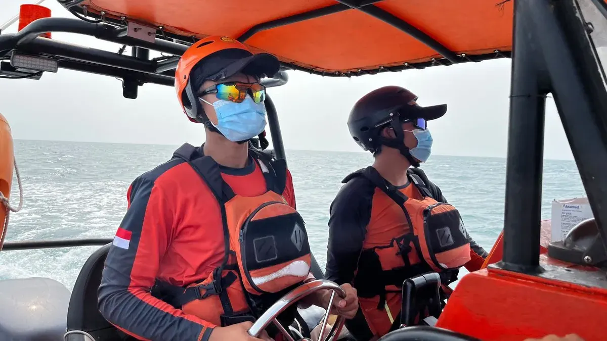 Tim SAR gabungan melakukan operasi pencarian rombongan jurnalis dan tiga awak kapal yang hilang kontak di perairan Selat Sunda, Kabupaten Pandeglang, Banten. (Sumber: Dok. Istimewa)