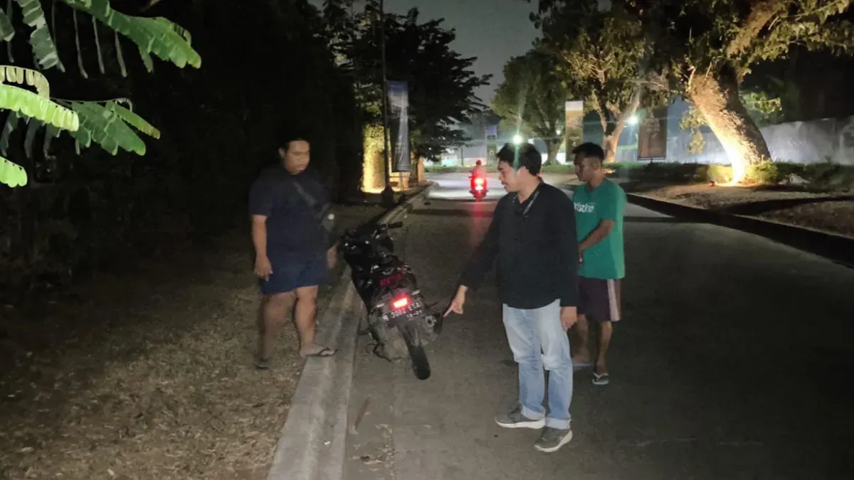 Anggota Polsek Bojongsari melakukan olah TKP pembegalan motor. (Sumber: Polres Metro Depok)