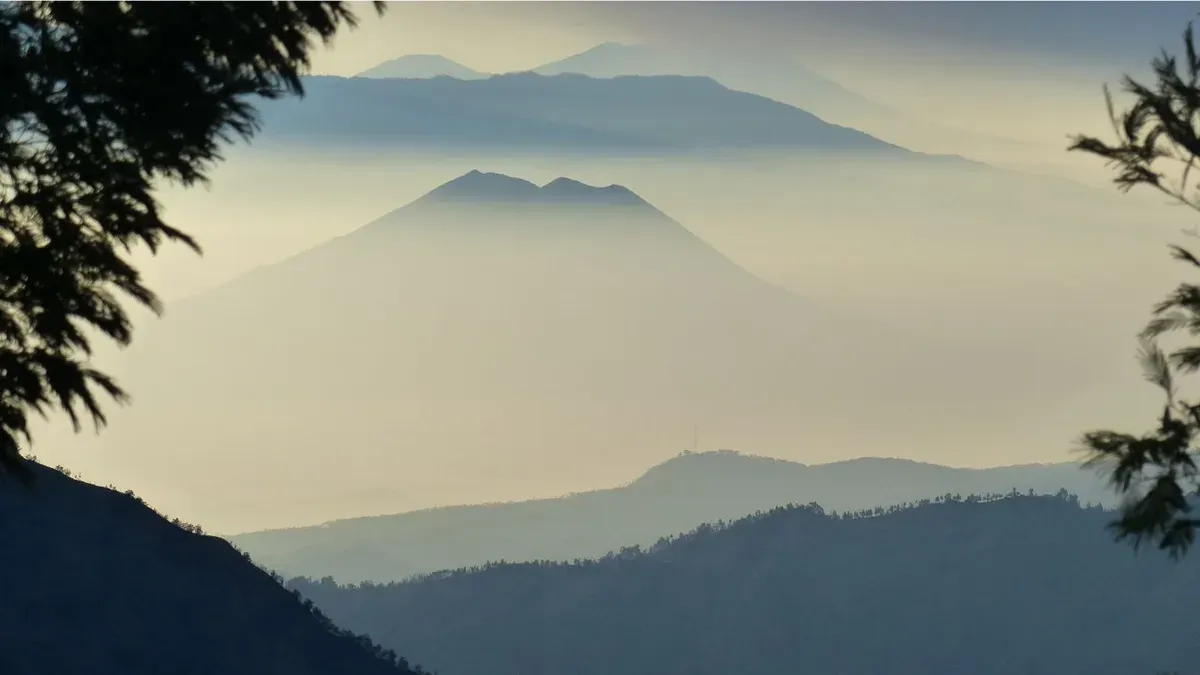 Ilustrasi erupsi gunung. (Sumber: Pixabay/jovanel)