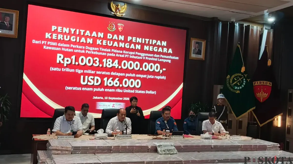 Konferensi pers Kejaksaan Agung (Kejagung) terkait pernyitaan uang dari PT PSMI dalam penyidikan kasus dugaan korupsi penggunaan serta pemanfaatan kawasan hutan di wilayah kerja PT Inhutani V, Lampung. (Sumber: Pos Kota/ Ali Mansur)
