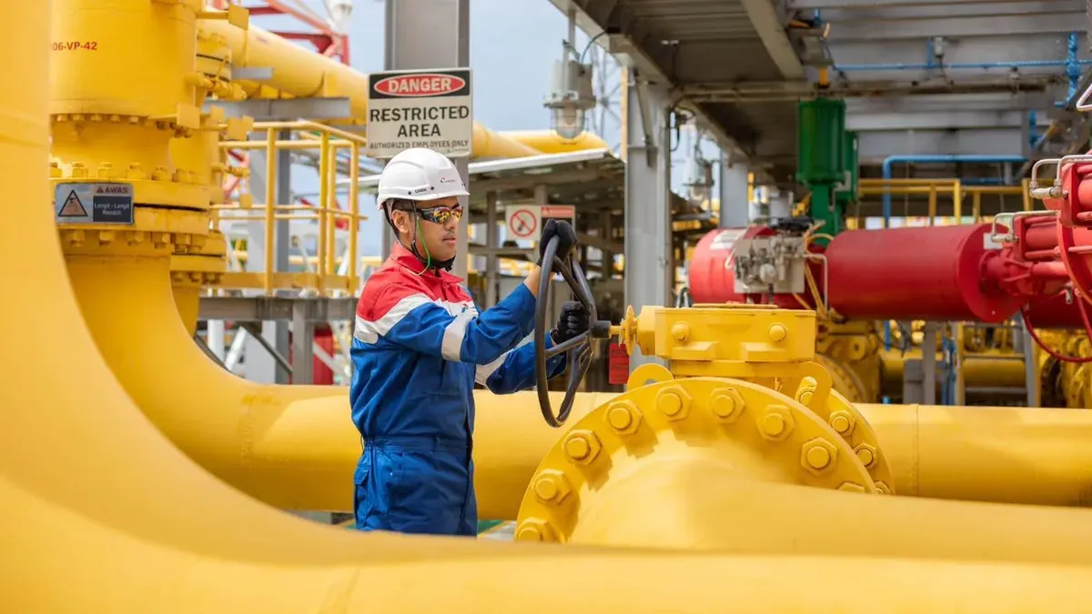 Pekerja memperbaiki pipa gas bawah laut di Teluk Jakarta. (Sumber: Dok. Istimewa)