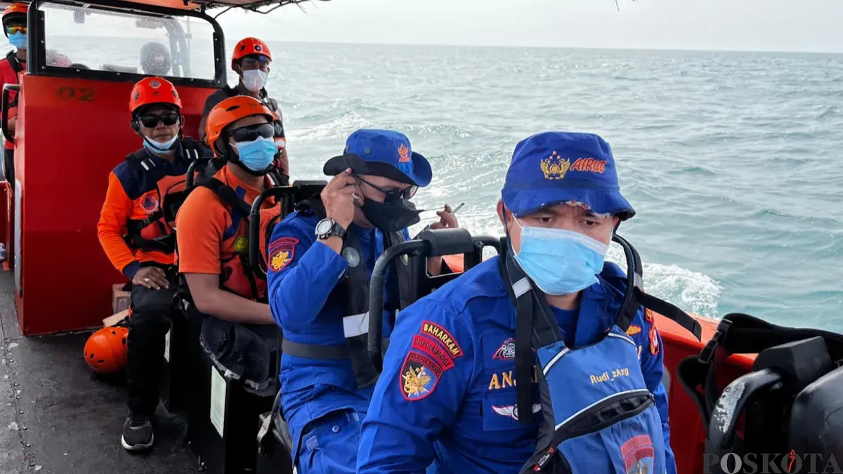 Tim SAR Gabungan saat melakukan pencarian lima jurnalis yang hilang di perairan Selat Sunda. (Sumber: Pos Kota/Samsul Fatoni)