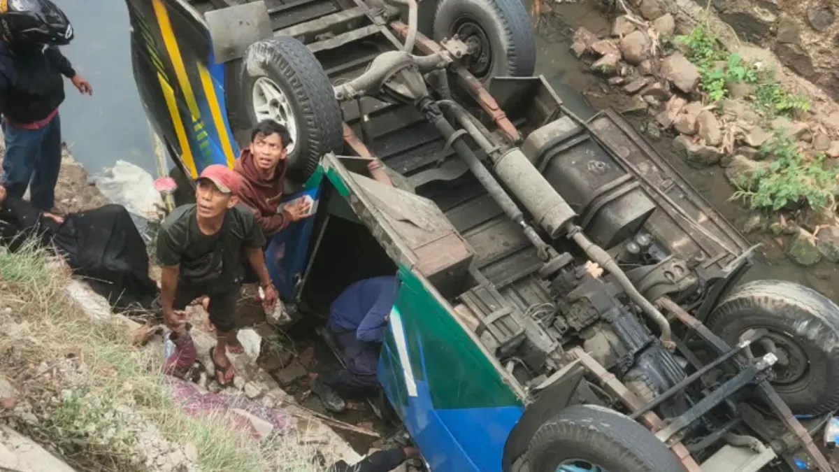 Warga berusaha membantu evakuasi korban laka lantas mobil ELf terbalik masuk ke Kali Cikumpa Pondok Gurame, Jalan Raya KSU, Kelurahan Tirtajaya, Kecematan Sukmajaya, Kota Depok, Minggu, 13 September 2026. (Sumber: Lantas Polsek Sukmajaya)