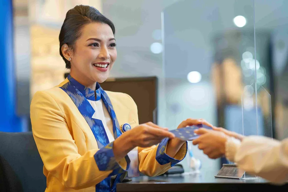 Ilustrasi layanan Customer Service dan Teller di kantor cabang BCA. Simak informasi kisaran uang saku Magang Bakti BCA 2026. (Sumber: BCA)
