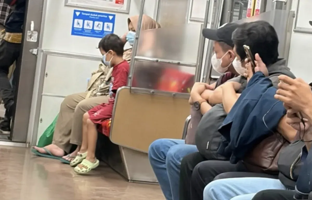 Petugas kebersihan membersihkan lantai gerbong KRL yang dikaitkan dengan dugaan insiden penumpang BAB di dalam kereta. (Sumber: Instagram/@metrobogor_)