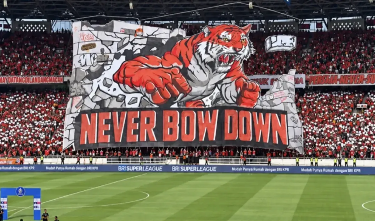Koreografi tiga dimensi The Jakmania bertuliskan “Never Bow Down” menghiasi tribune timur SUGBK saat Persija menghadapi Persib, Sabtu (12/9/2026). (Sumber: Instagram)
