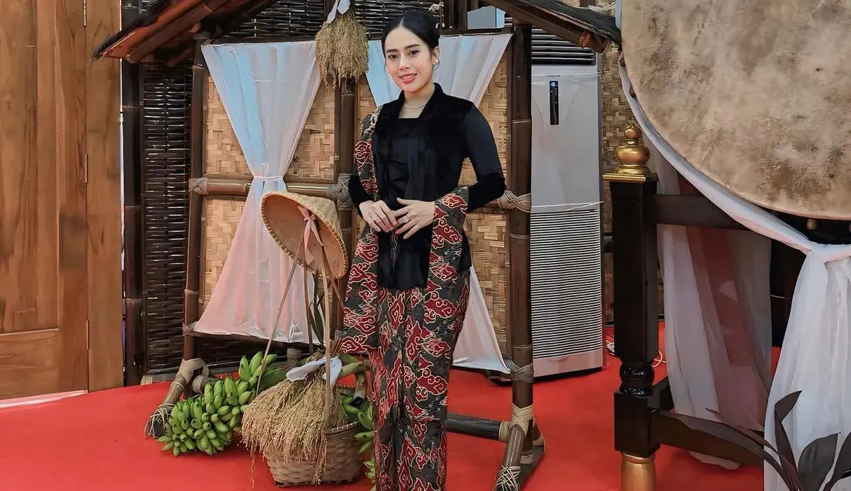 Sosok Kanaya Whu dikenal sebagai vokalis Emka 9 yang aktif tampil dalam berbagai kegiatan seni dan budaya di Jawa Barat. (Sumber: Instagram/@kanayawhu)