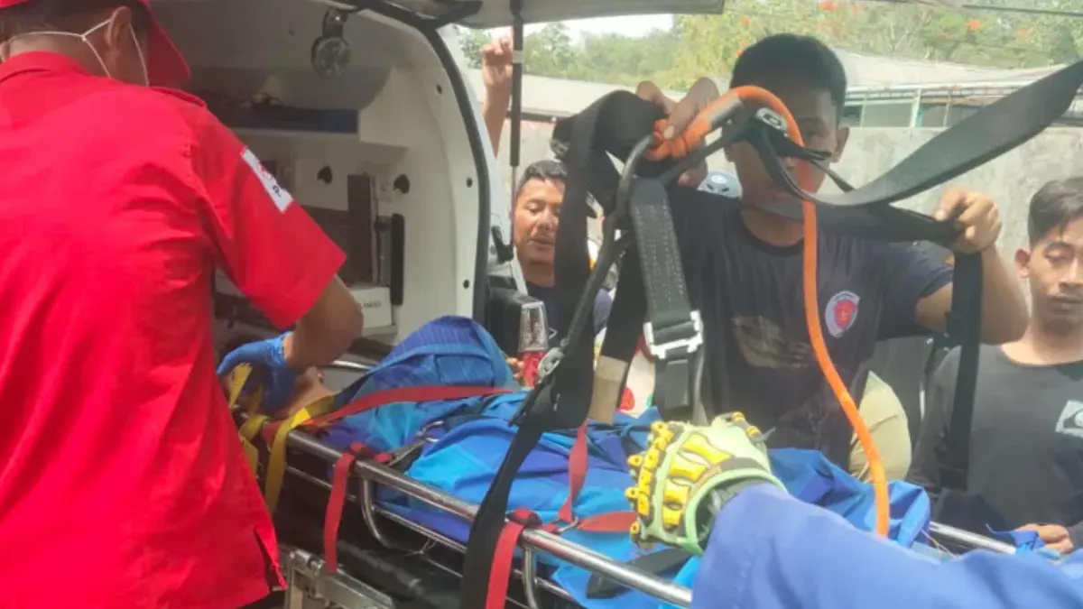 Korban kecelakaan dibawa ke mobil ambulan dievakuasi ke rumah sakit. (Sumber: Lantas Polsek Sukmajaya)