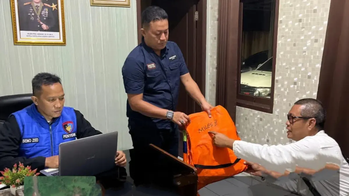 Jajaran Polda Banten saat melakukan pemeriksaan jaket pelampung yang ditemukan dalam pencarian 5 jurnalis dan 3 ABK di Selat Sunda. (Sumber: Humas Polda Banten)
